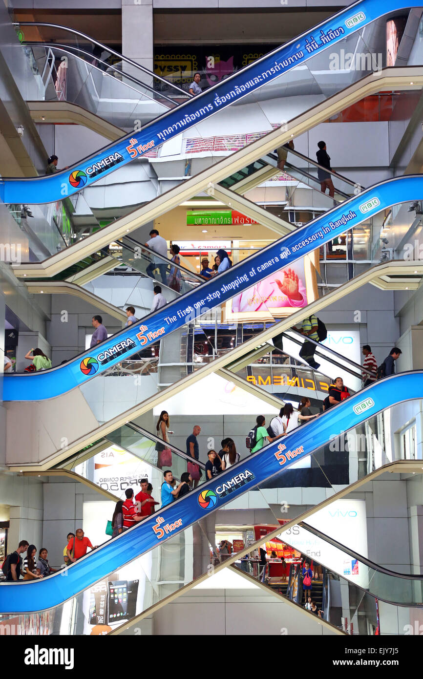 Rolltreppen in der MBK Shopping-Center und die Mall in Bangkok, Thailand Stockfoto
