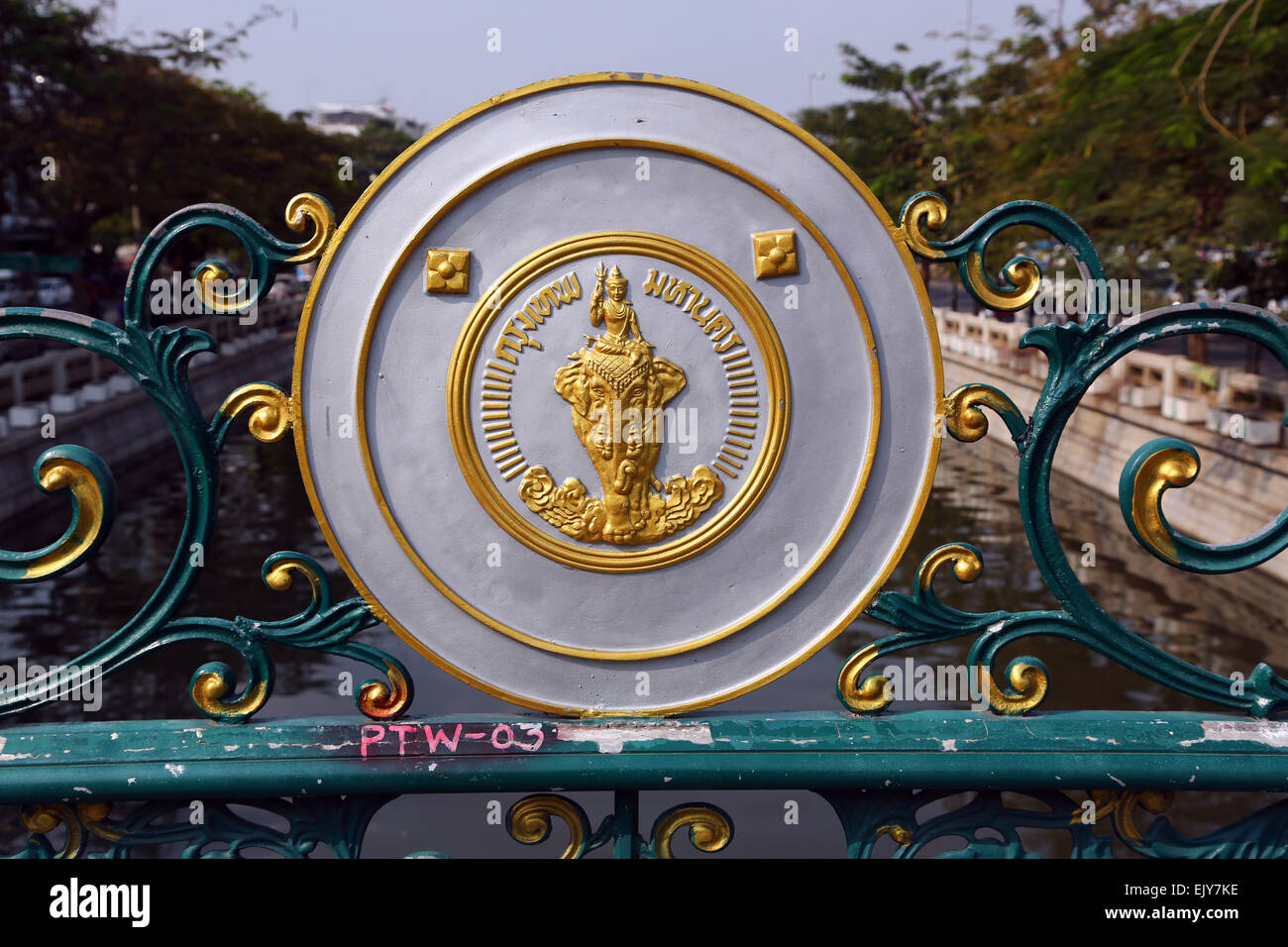 Golden Elephant Wappen auf Brücke über einen Kanal in Bangkok, Thailand Stockfoto