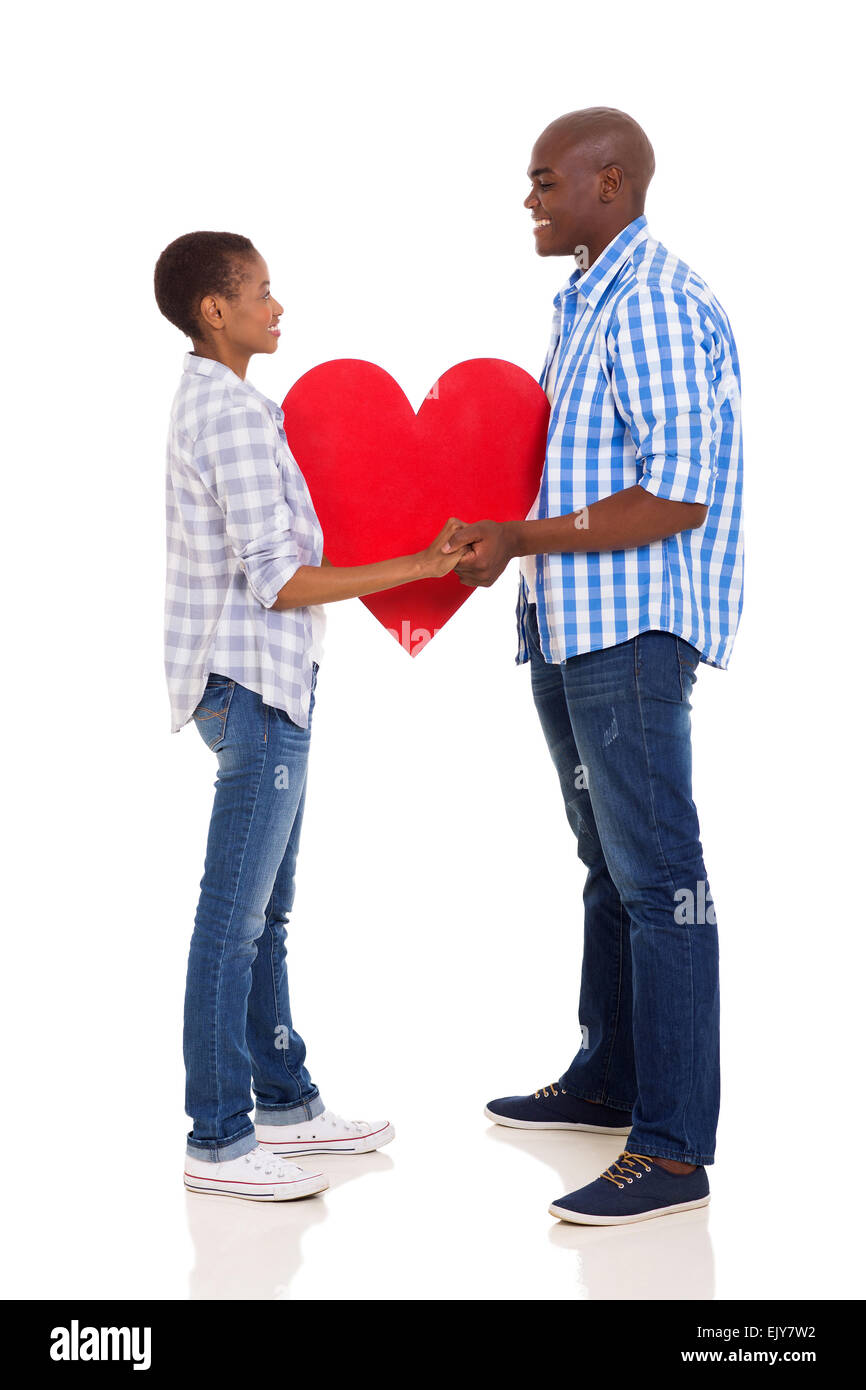 romantisch zu zweit halten Hände und Papier Herzsymbol isoliert auf weißem Hintergrund Stockfoto