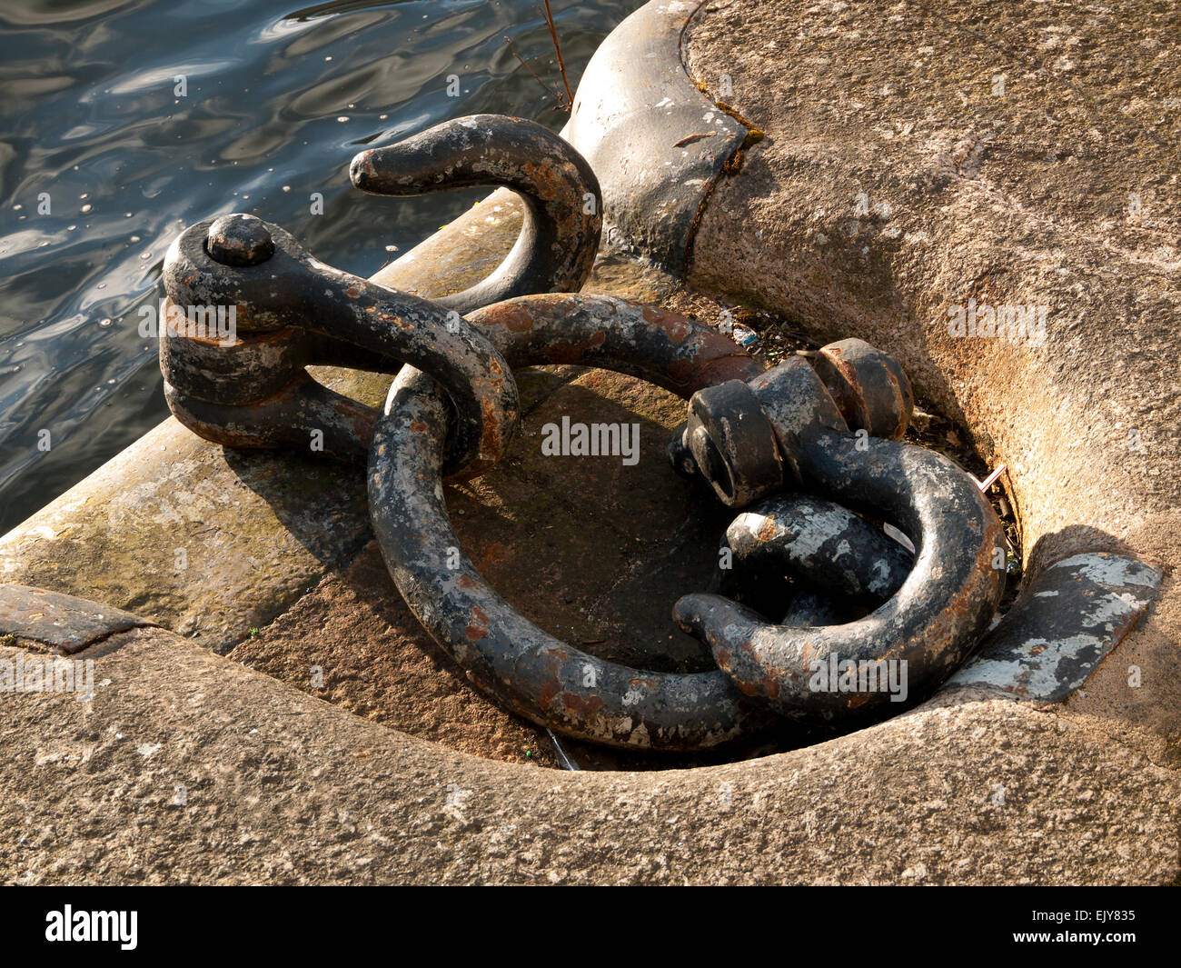 Liegeplatz-Haken und Schäkel bei Salford Quays, Manchester, England, UK Stockfoto