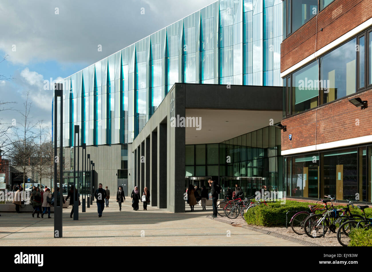 Manchester Metropolitan University Business School (Feilden Clegg Bradley, 2012), Oxford Straße, Manchester, England, Vereinigtes Königreich Stockfoto