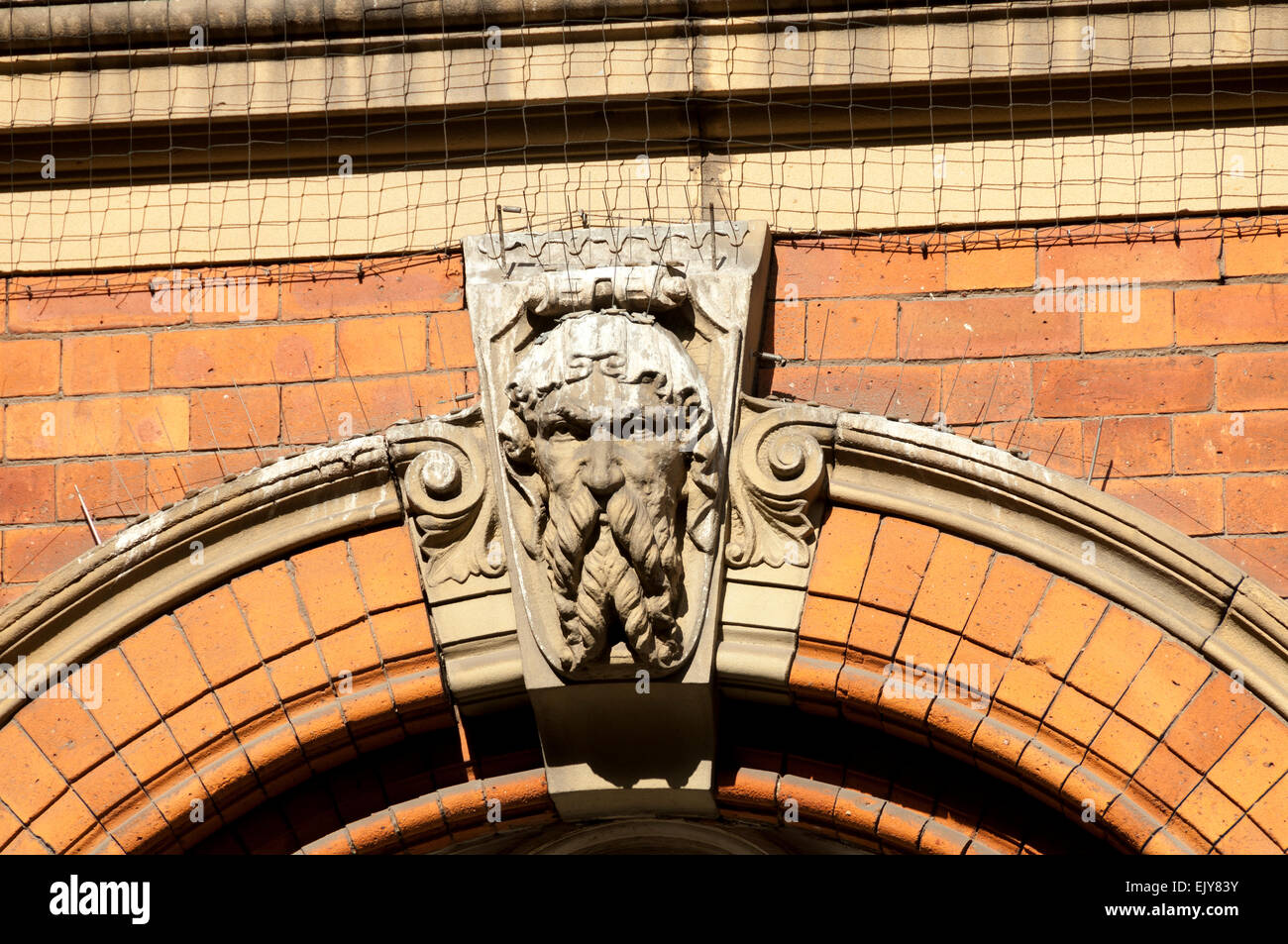Geschnitzte Keystone auf der Ormond-Gebäude, Manchester Metropolitan University, Allerheiligen Campus, Manchester, England, UK Stockfoto