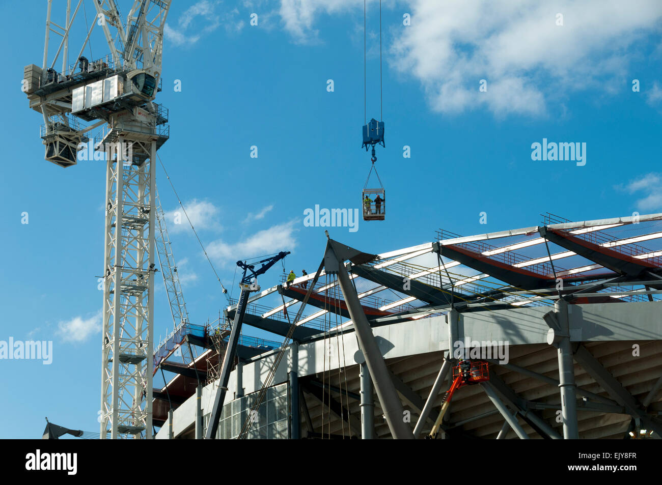 Zwei Arbeiter in einem hängenden Korb Etihad Stadium Südtribüne Erweiterungsprojekt Eastlands, Bradford, Manchester, England, UK Stockfoto
