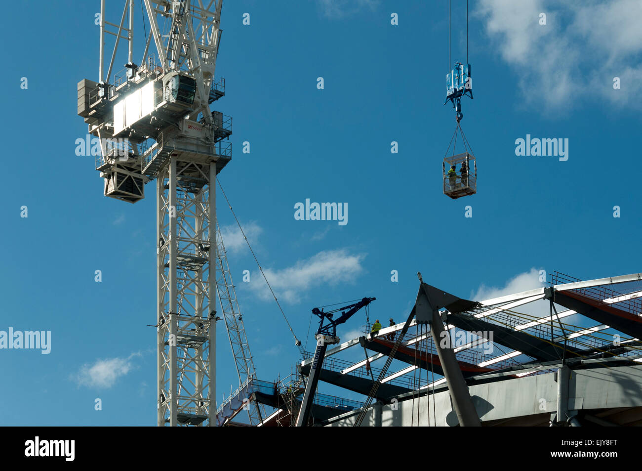 Zwei Arbeiter in einem hängenden Korb Etihad Stadium Südtribüne Erweiterungsprojekt Eastlands, Bradford, Manchester, England, UK Stockfoto