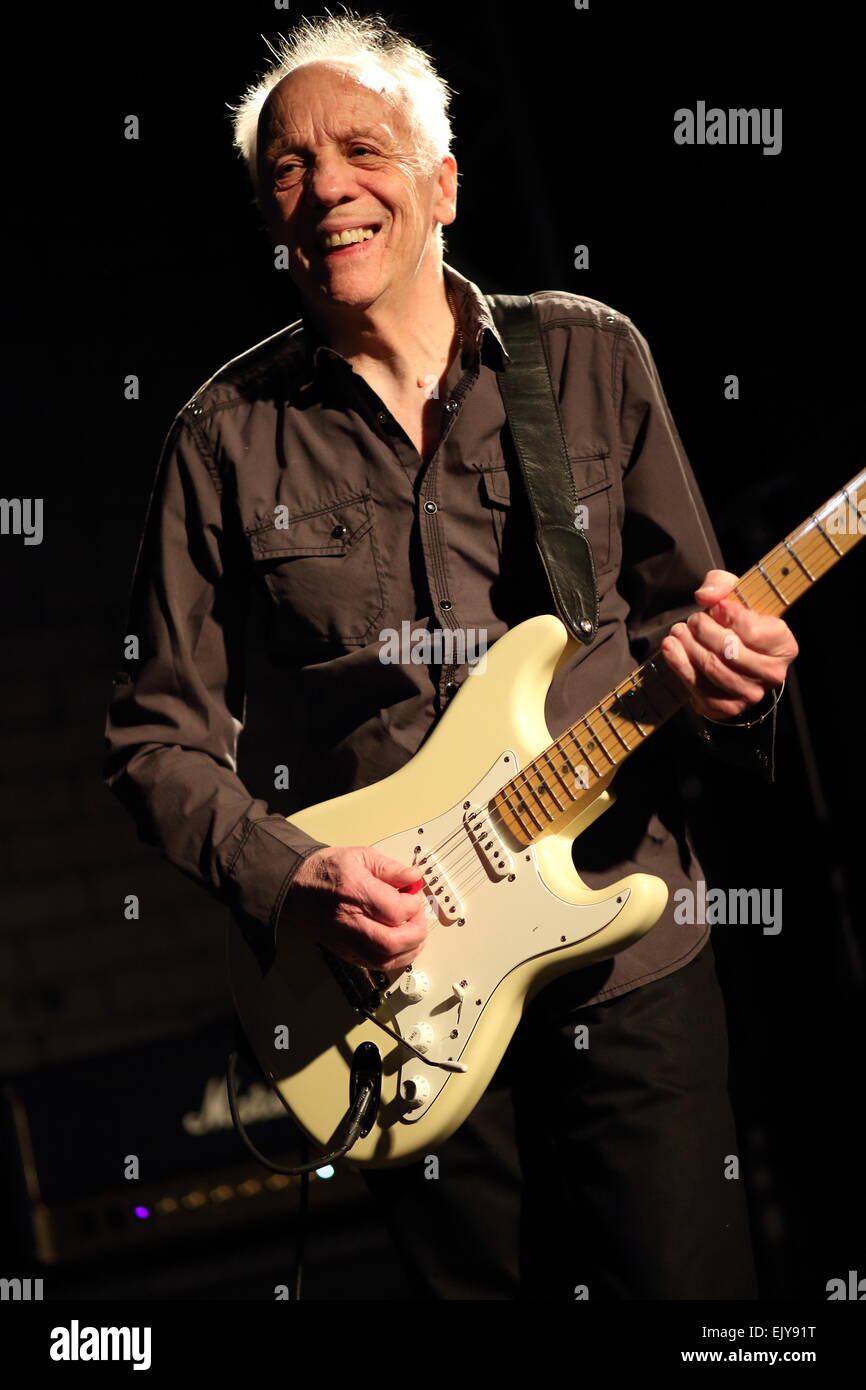 Chester, UK. 2. April 2015. Robin Trower, ehemaliger Gitarrist von Procol Harum, tritt auf einen Ausverkauf Menschenmenge auf der Live-Zimmer in Chester. Bildnachweis: Simon Newbury/Alamy Live-Nachrichten Stockfoto