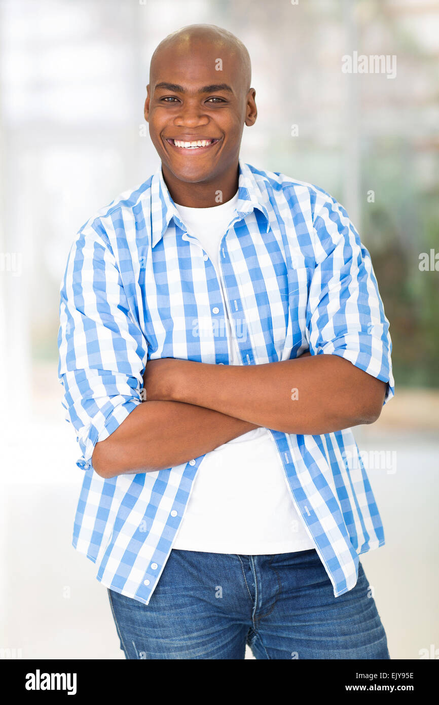 hübscher Junge Afro Amerikaner mit Waffen zu Hause gekreuzt Stockfoto