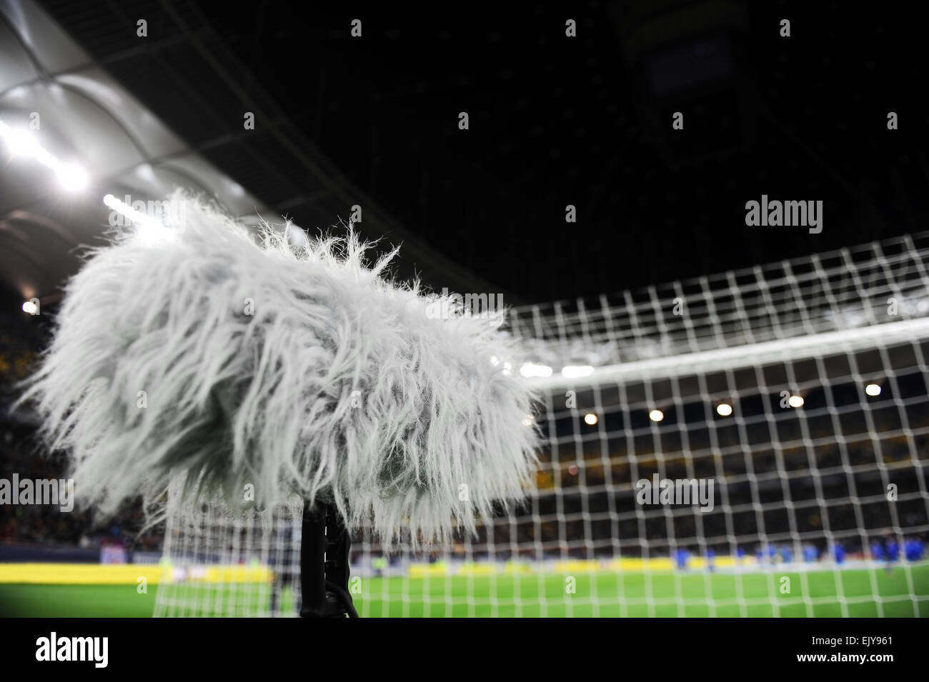 Pelzigen Sport Mikrofon auf einem Fußballfeld mit Sportarena im Hintergrund Stockfoto