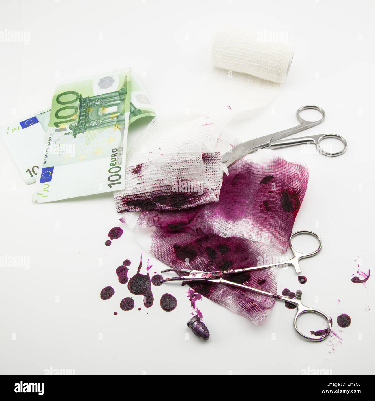Chirurgische Komposition mit Kugel, Geld, Blut und bandage Stockfoto