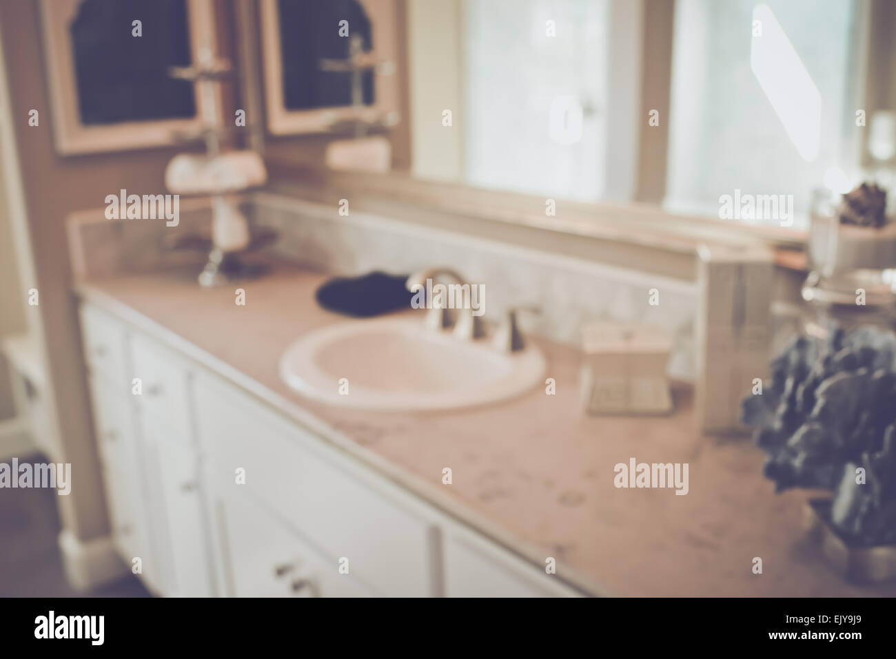 Verschwommene Badezimmer-Eitelkeit mit Instagram Retrostil Filter  Stockfotografie - Alamy