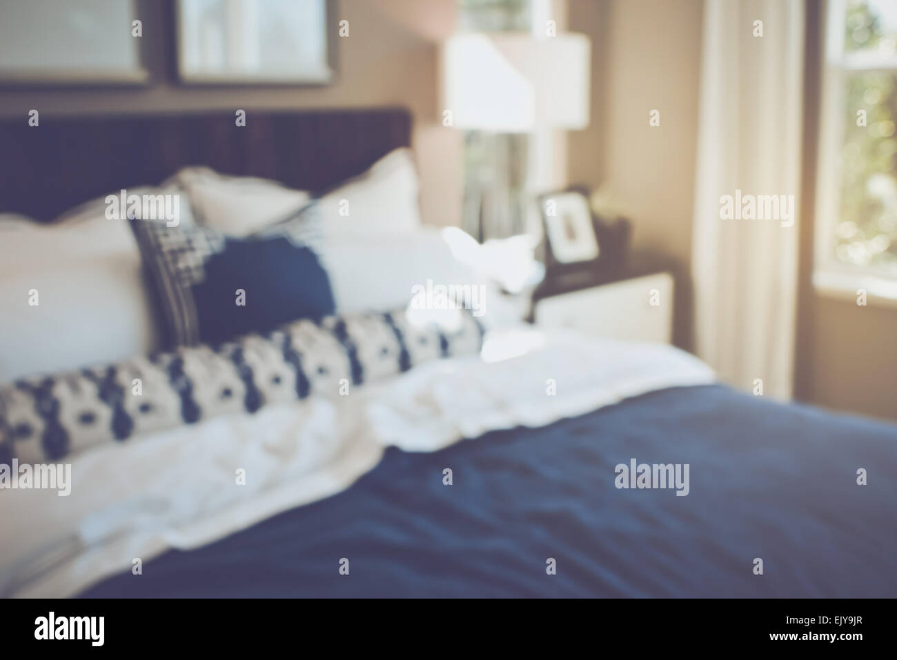 Verschwommene Schlafzimmer mit Bett Retro-Filters für Instagram-Stil Stockfoto