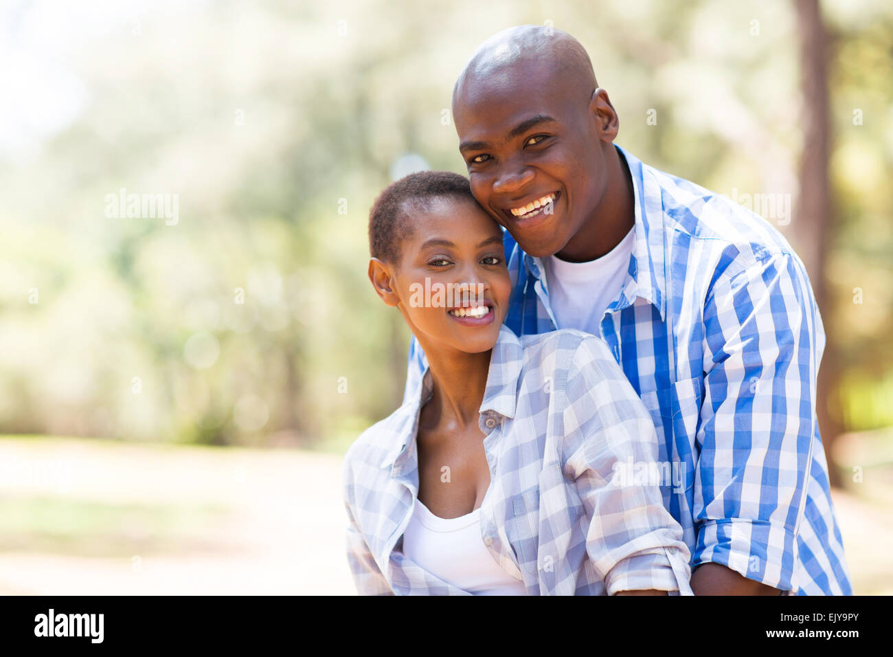 Porträt von schönen jungen afroamerikanischen paar im freien Stockfoto