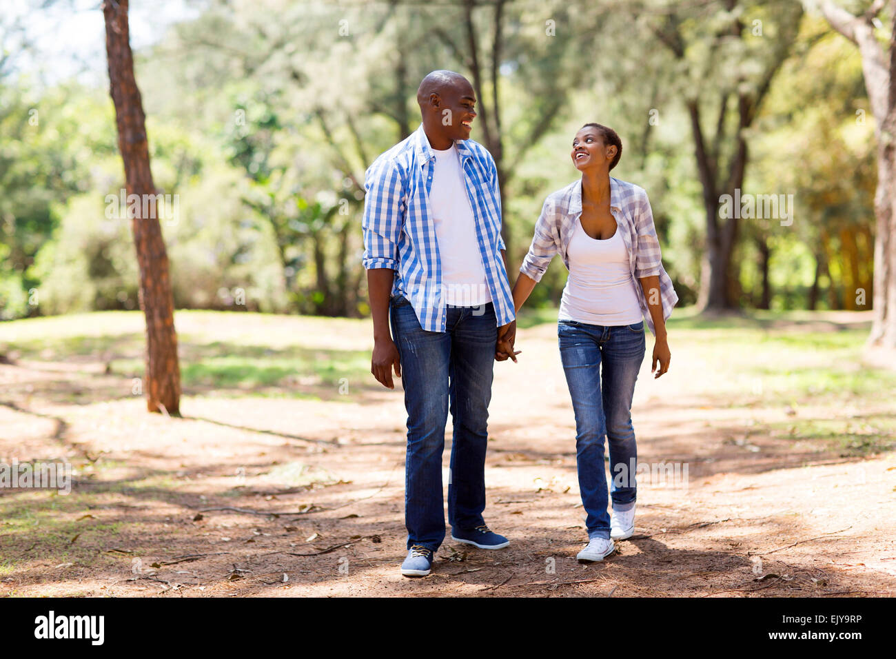 Afrikanische Brautpaar genießen Sie einen Spaziergang im park Stockfoto