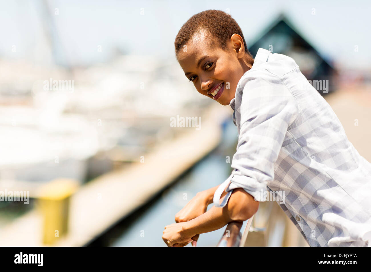 glückliche junge afroamerikanische Frau im freien Stockfoto