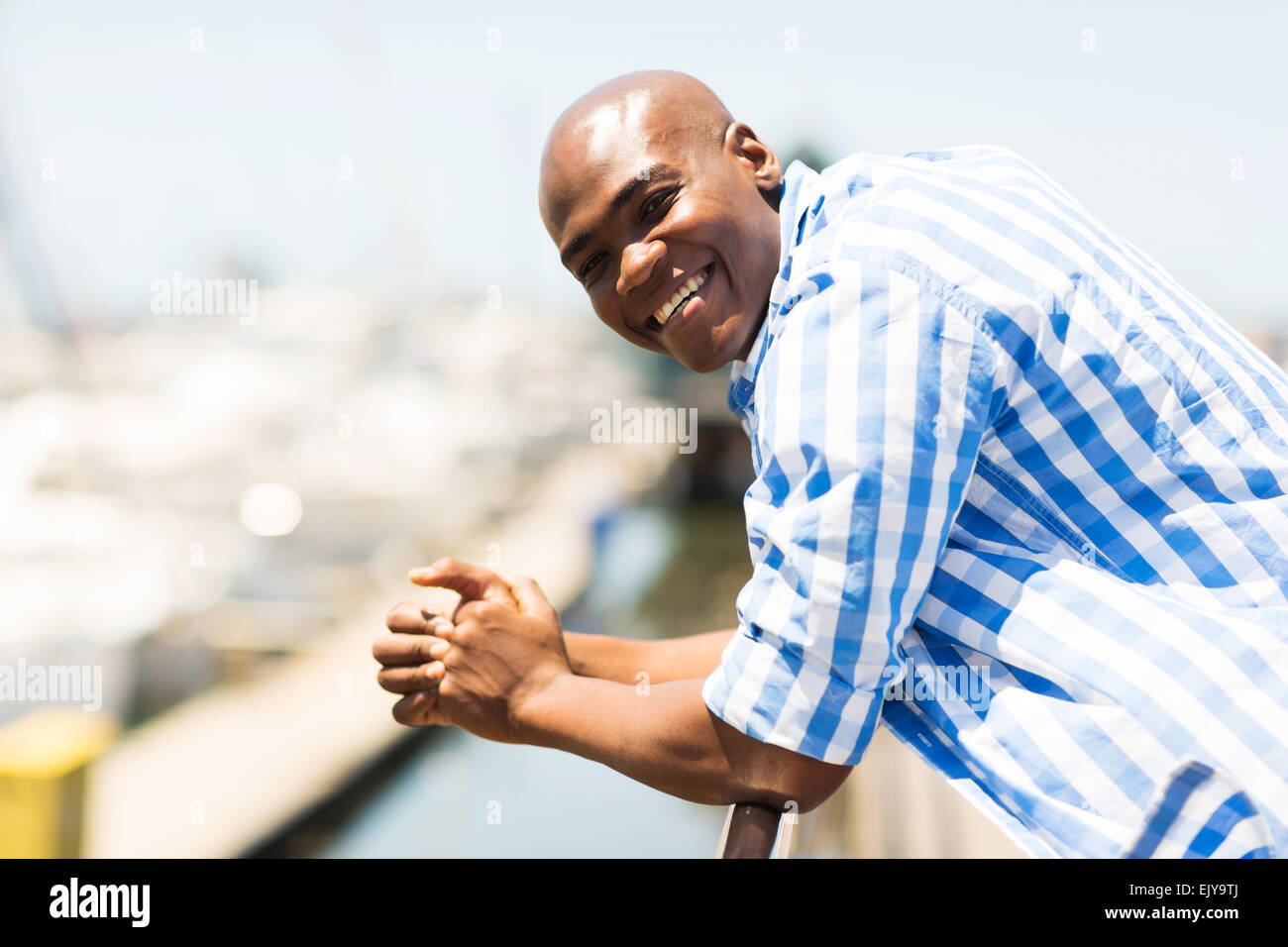 hübscher junger afrikanischer Amerikaner Mann am Hafen Stockfoto