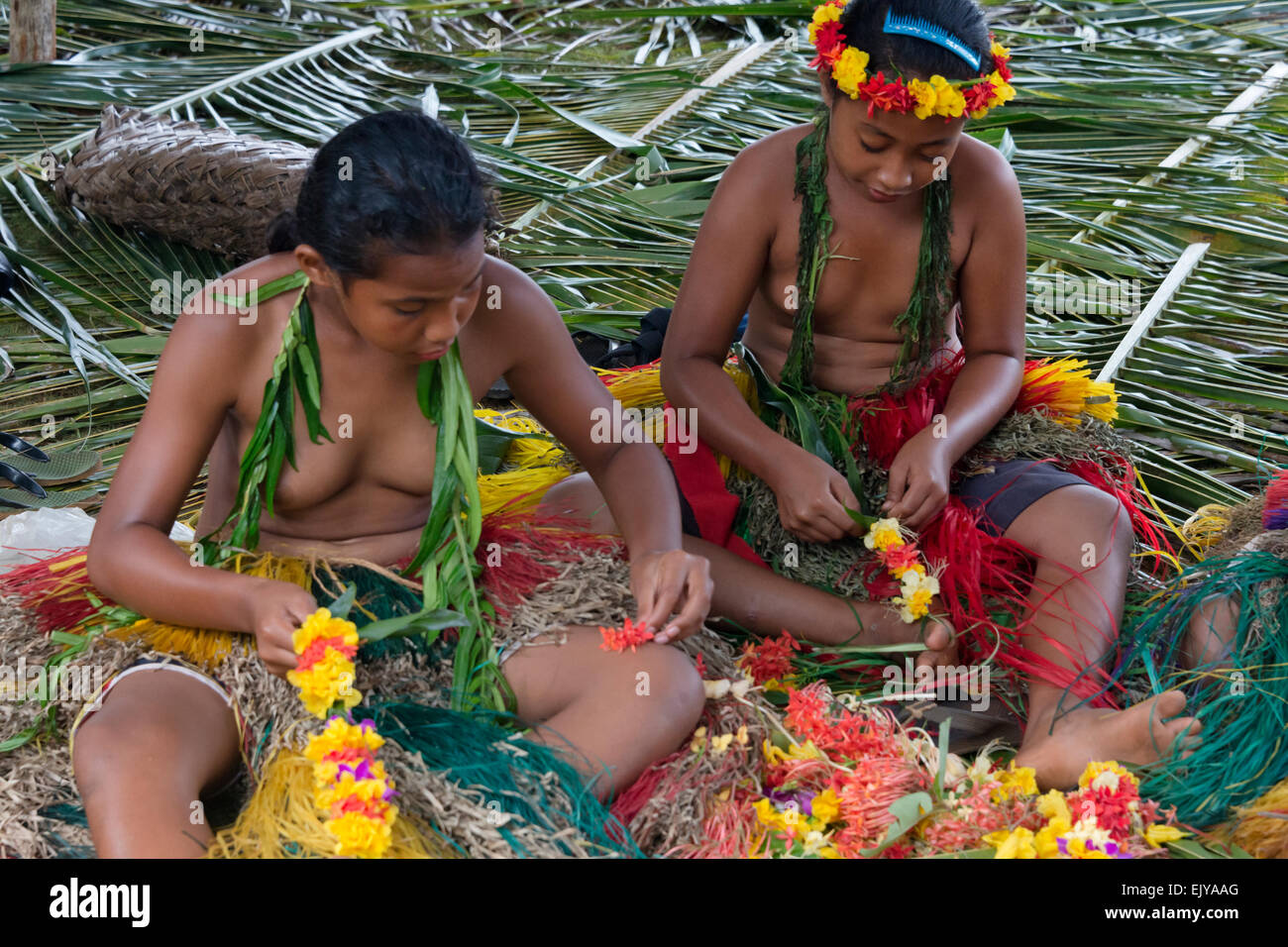 Yap Mädchen machen Blume Lei für Yap Day Festival, Insel Yap, Föderierte Staaten von Mikronesien Stockfoto