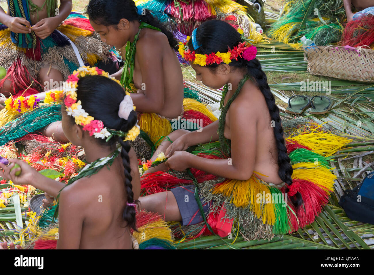 Yap Mädchen machen Blume Lei für Yap Day Festival, Insel Yap, Föderierte Staaten von Mikronesien Stockfoto