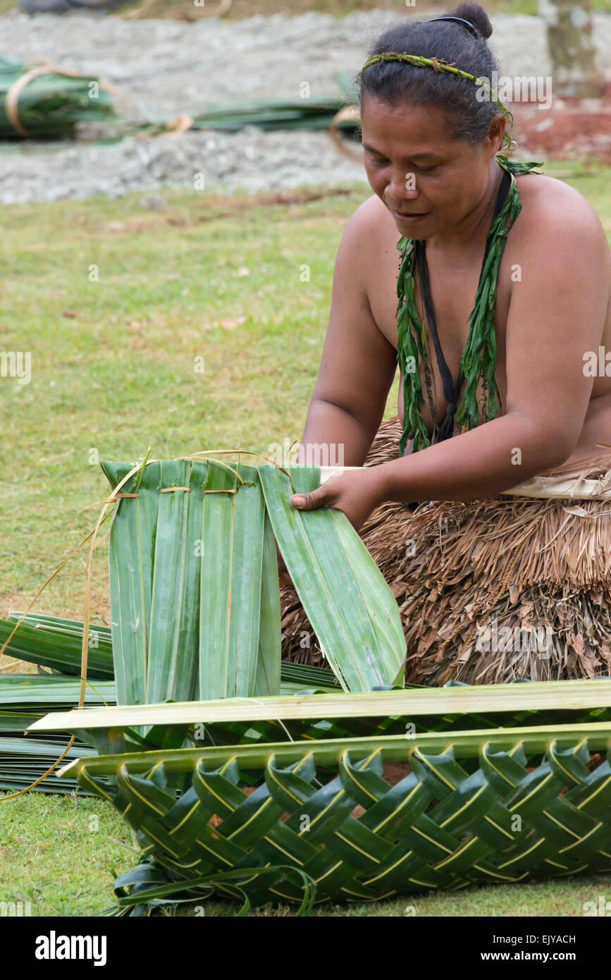 Yap-Frau in traditioneller Kleidung weben Handtasche mit Palme Blätter auf Yap Day Festival, Insel Yap, Föderierte Staaten von Stockfoto