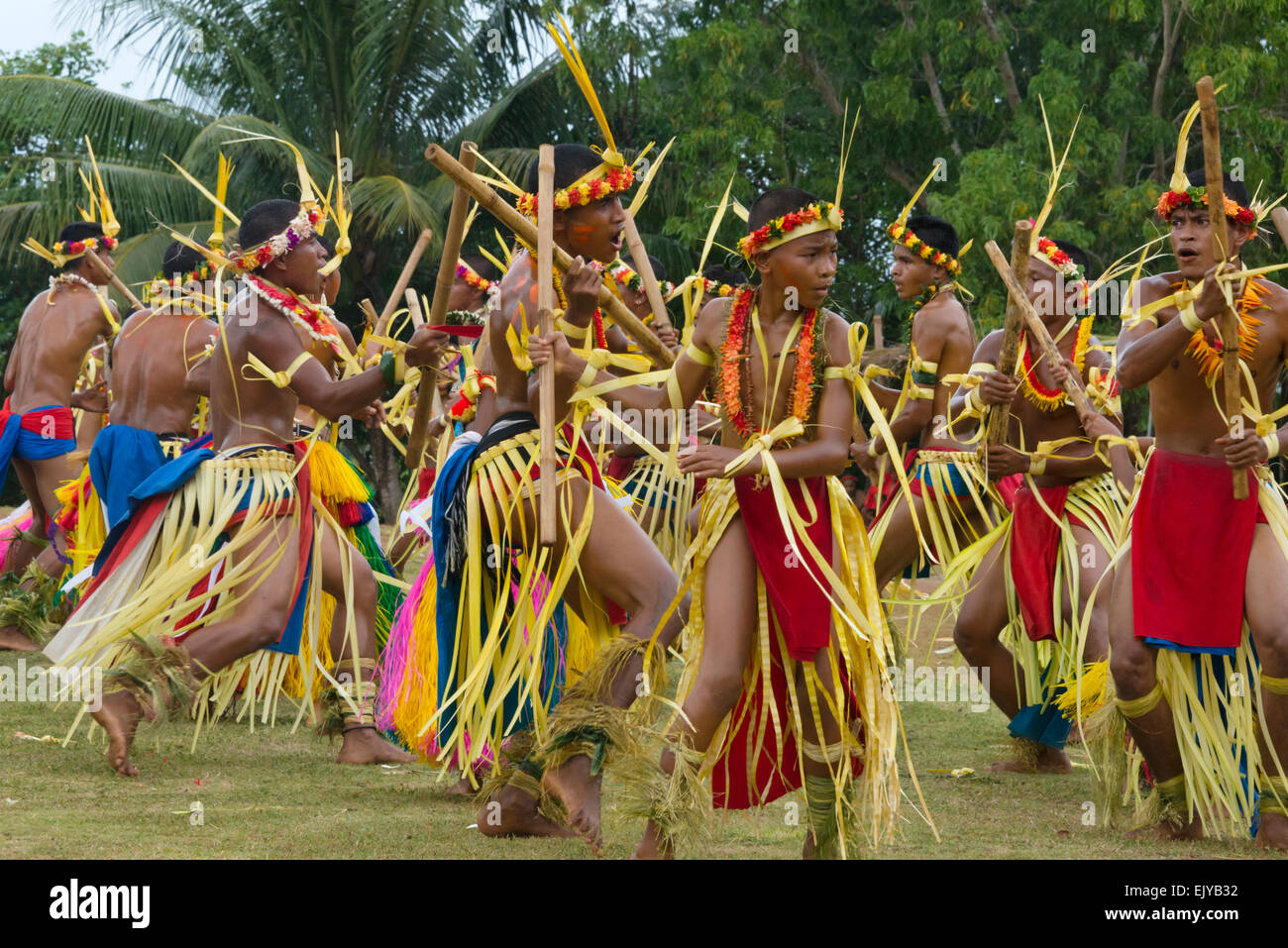 Jungen und Mädchen in traditioneller Kleidung Tanz mit Bambusstab auf Yap Day Festival, Insel Yap, Föderierte Staaten von Mikronesien Stockfoto