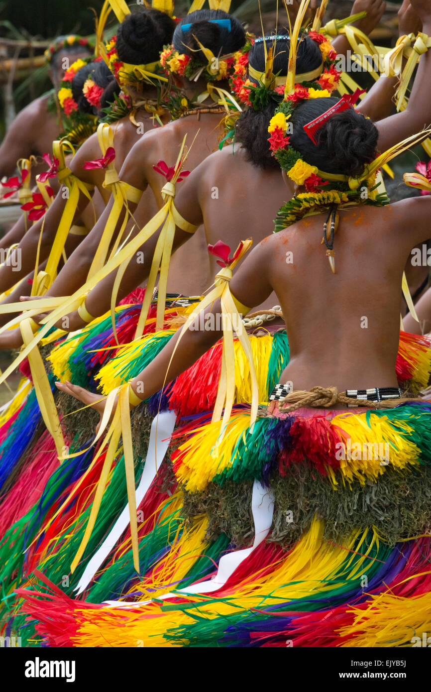Yap Mädchen in traditioneller Kleidung, singen und tanzen auf Yap Day Festival, Insel Yap, Föderierte Staaten von Mikronesien Stockfoto
