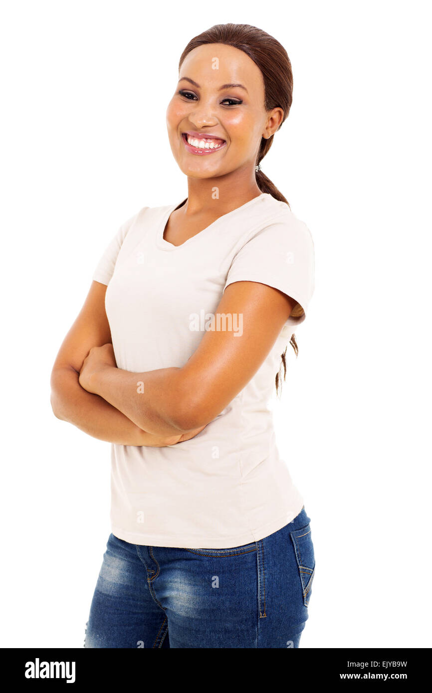 fröhliche junge afroamerikanische Frau mit verschränkten Armen Stockfoto