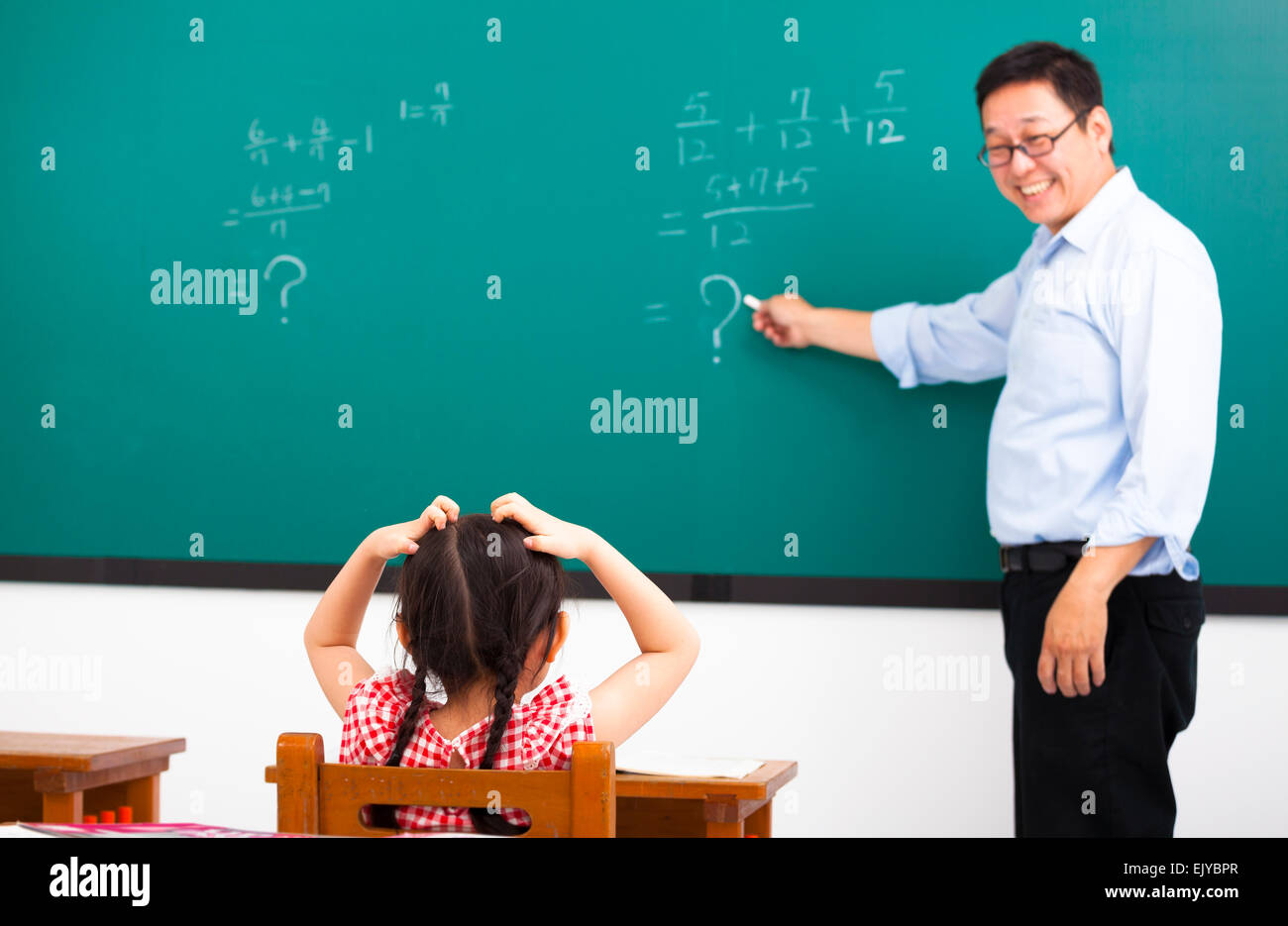 Lehrer, die Frage mit Kindern im Klassenzimmer Stockfoto
