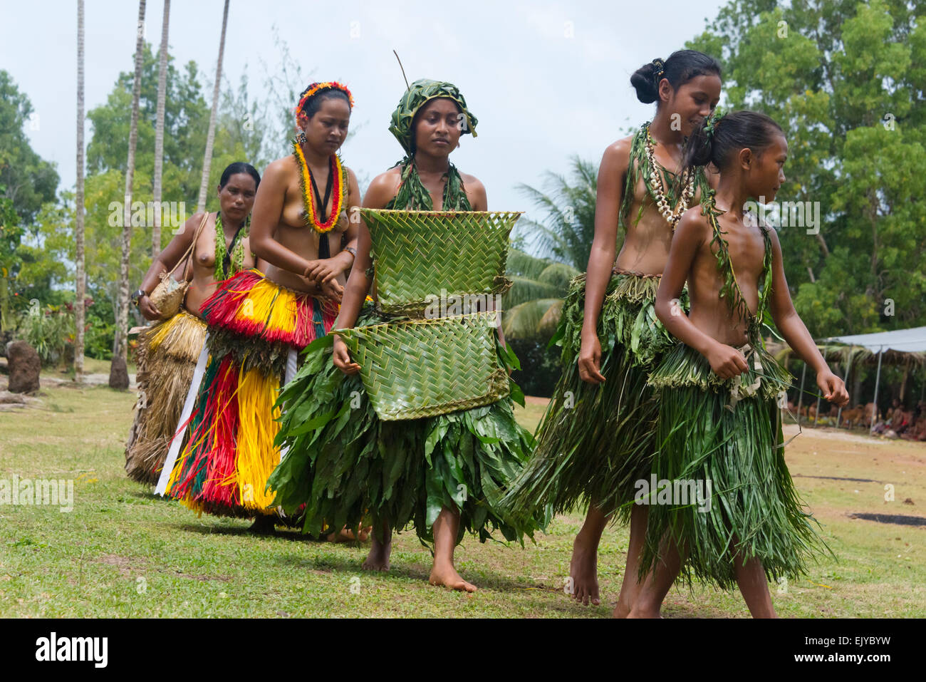 Yap Mädchen tragen verschiedene Arten von Grass Röcke auf Yap Day Festival, Insel Yap, Föderierte Staaten von Mikronesien Stockfoto