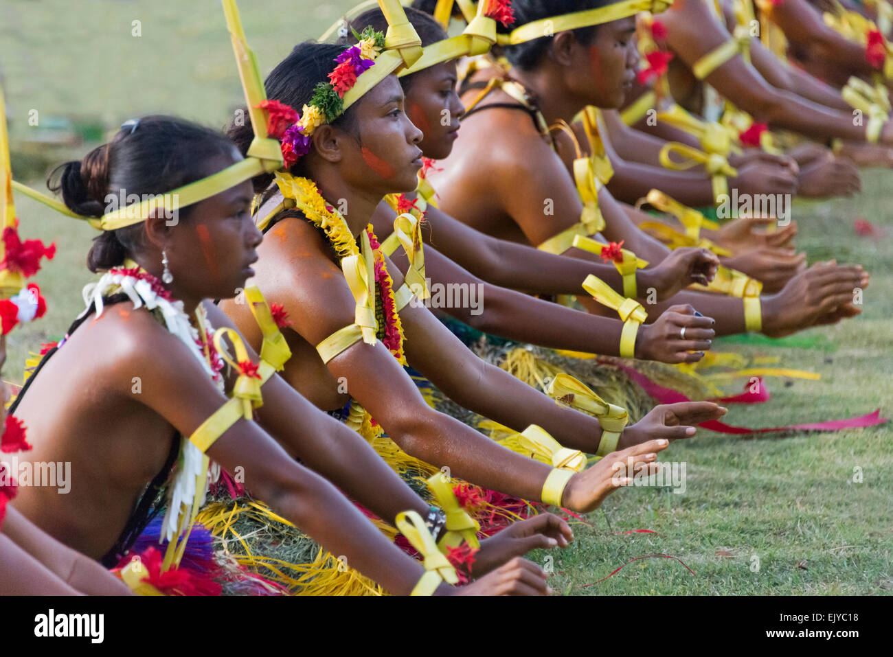 Yap Frauen in traditioneller Kleidung, singen und tanzen auf Yap Day Festival, Insel Yap, Föderierte Staaten von Mikronesien Stockfoto