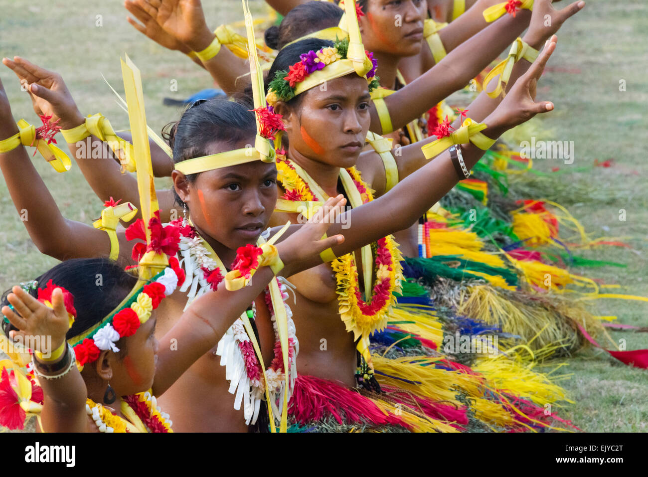 Yap Frauen in traditioneller Kleidung, singen und tanzen auf Yap Day Festival, Insel Yap, Föderierte Staaten von Mikronesien Stockfoto