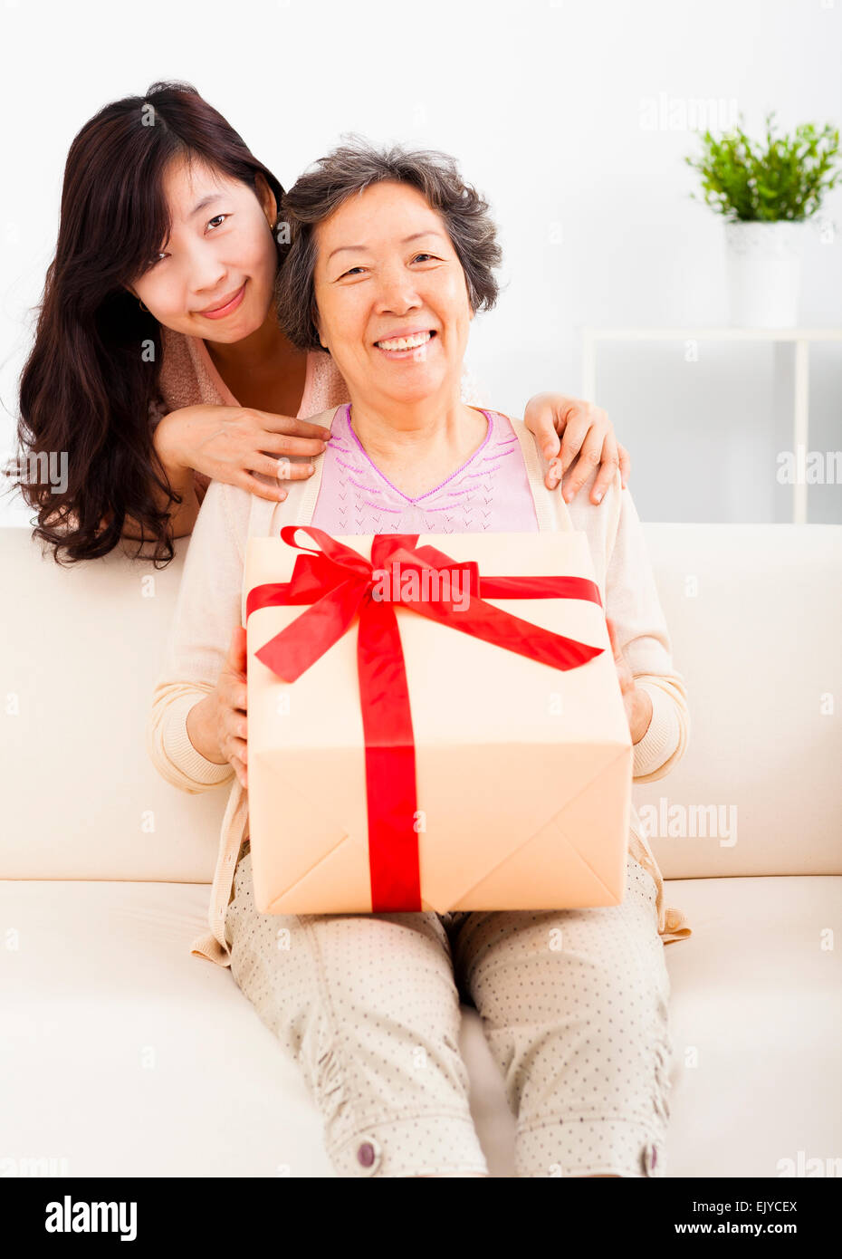 glückliche Mutter und Tochter mit Geschenk-box Stockfoto
