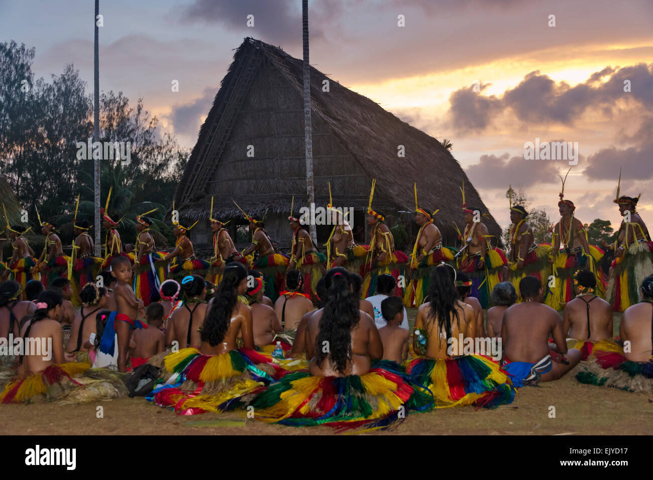 Yap Menschen beobachten Yap Day Festival Auftritt vor Männerhaus, Yap-Insel, Föderierte Staaten von Mikronesien Stockfoto
