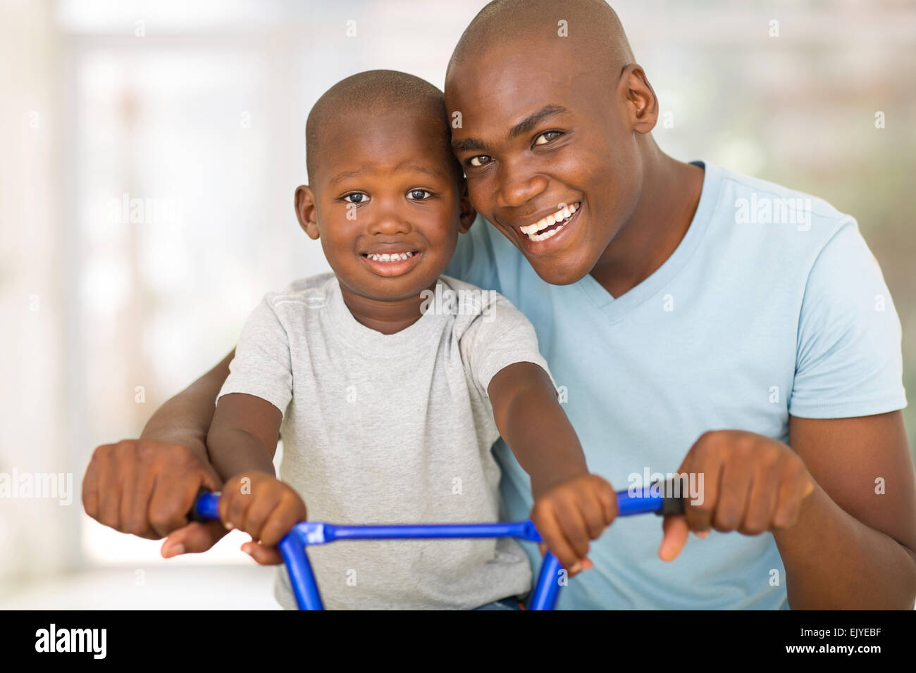 African American Vater Lehre Sohn Fahrrad fahren Stockfoto