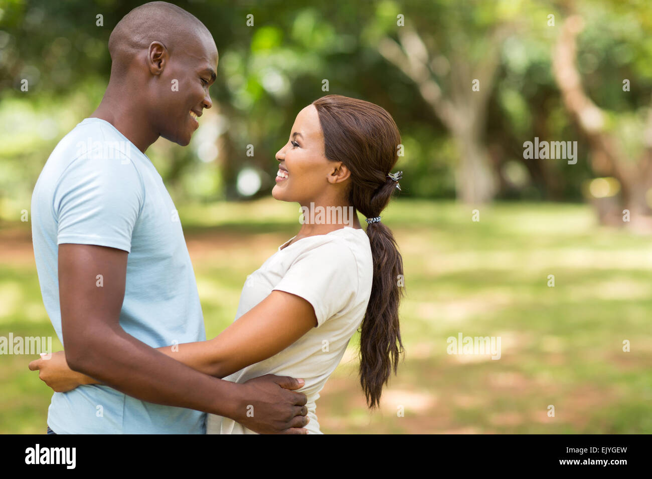 glückliche junge afrikanische amerikanische paar verliebt Stockfoto