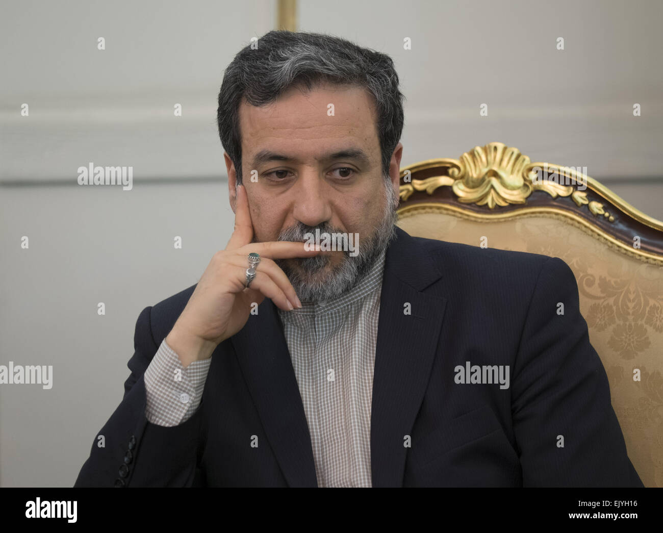 Teheran, Iran. 3. April 2015. Irans nukleare Chefunterhändler ABBAS ARAGHCHI kommt von Teheran Mehrabad Flughafen.  Bildnachweis: Morteza Nikoubazl/ZUMA Draht/Alamy Live-Nachrichten Stockfoto