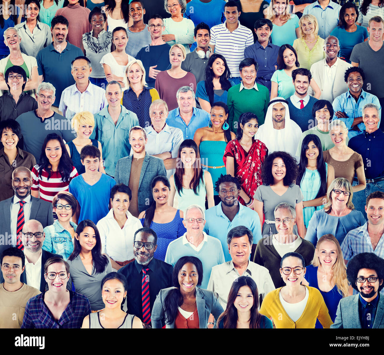 Multiethnische Gruppe von Menschen mit bunten Outfit Stockfoto