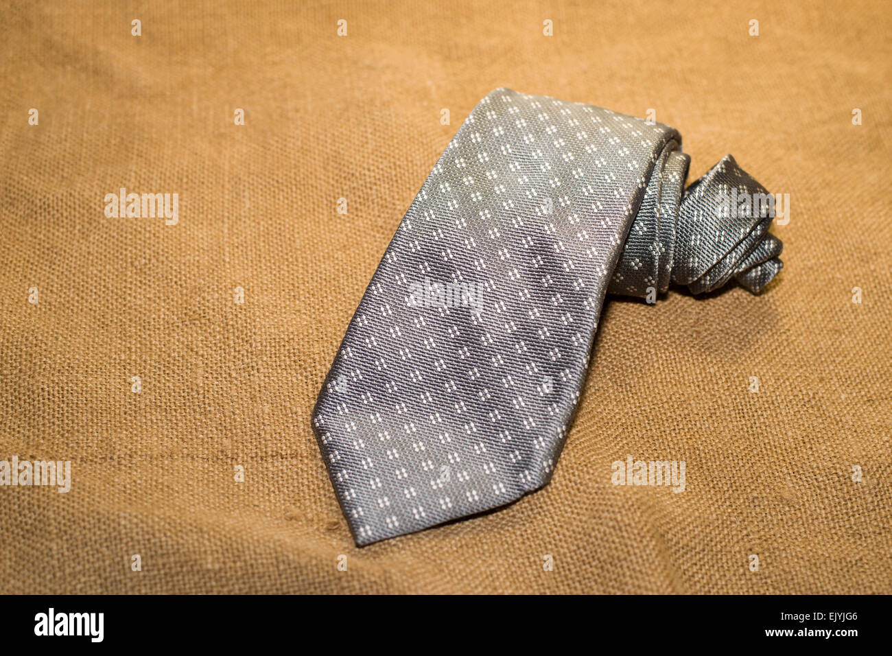 Schöne dunkle graue Krawatte auf das alte Gewebe Stockfoto