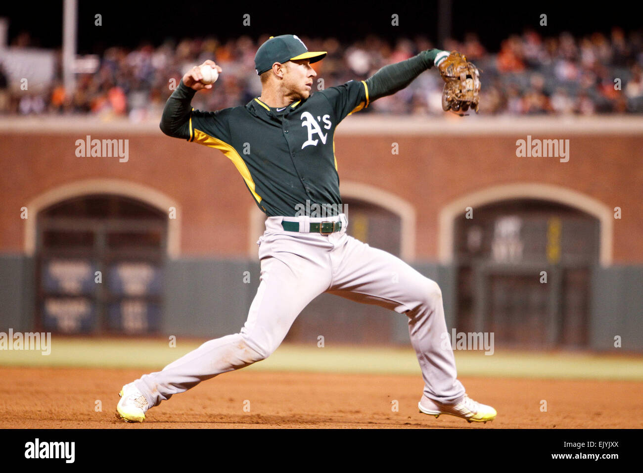 San Francisco, CA. 2. April 2015. Oakland Athletics 3 b Brett Lawrie (15) den Ball in Richtung erste Base während der MLB-Spiel zwischen den San Francisco Giants und die Oakland Athletics im AT&T Park in San Francisco, CA. Photo Credit wirft: Stan Szeto/CSM/Alamy Live News Stockfoto