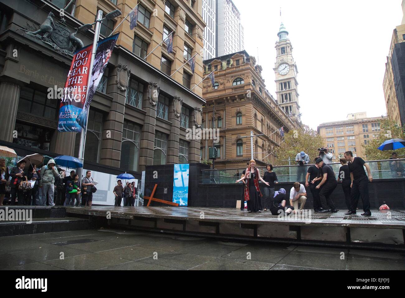 Sydney, Australien. 3. April 2015. Nach einer Theateraufführung in Martin Place, Darstellung, wie Jesus am Kreuz, der Karfreitag Weg zum Kreuz Prozession sterben verurteilt wurde, bildete seine Weise Wesley Theater, entlang der Pitt Street, wo ein Karfreitag Gottesdienst abgehalten wird. Abgebildet ist die Theateraufführung in Martin Place. Bildnachweis: Richard Milnes/Alamy Live-Nachrichten Stockfoto