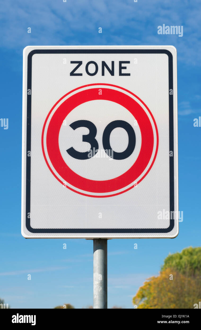 Straßenschild mit 30 km Höchstgeschwindigkeit Gebot Stockfoto