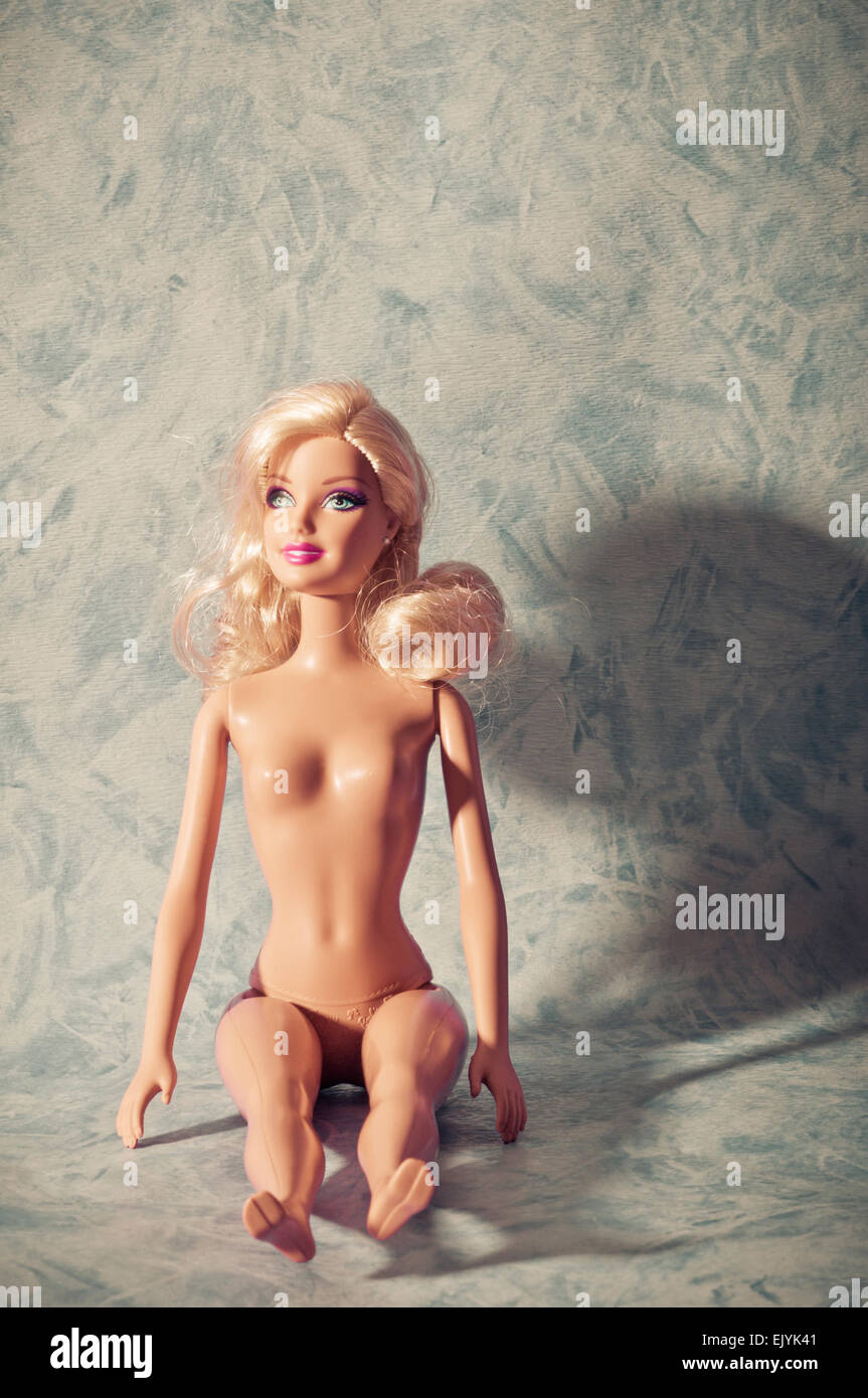 Barbie-Puppe nackt und sitzt Stockfotografie - Alamy