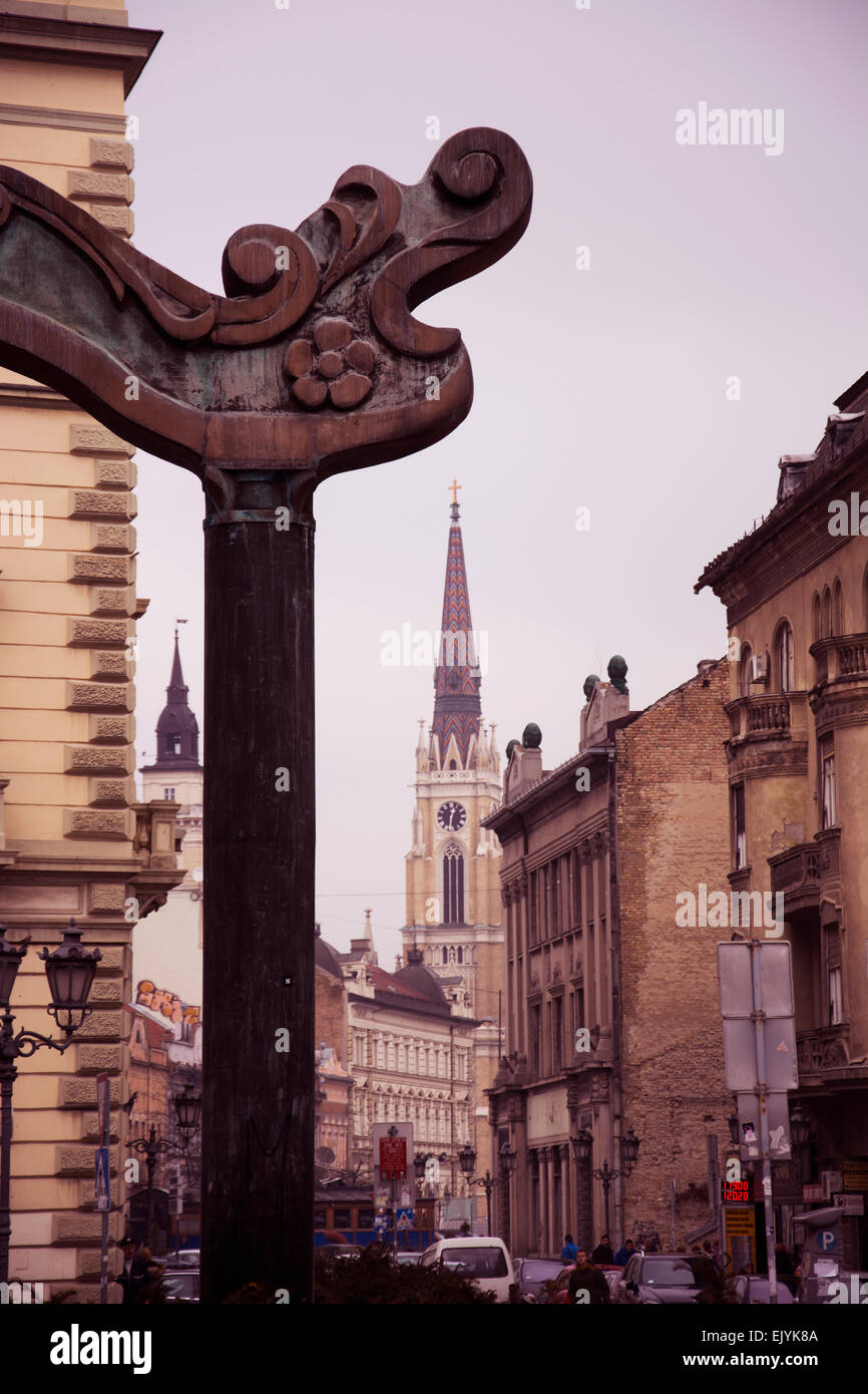 Straße von Zeleznicka Straße mit Blick auf das Zentrum der Stadt Novi Sad Stockfoto