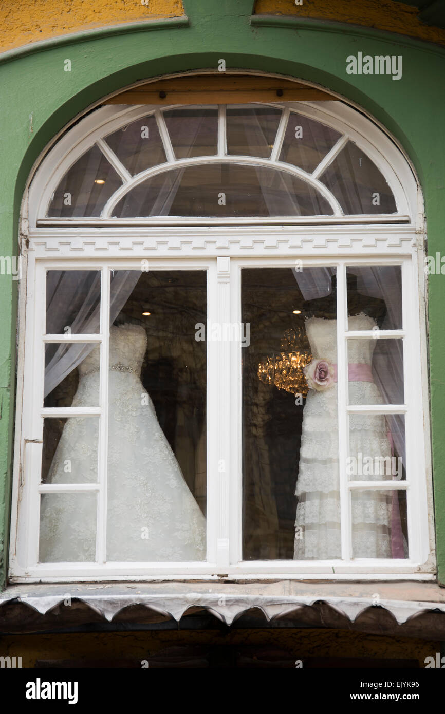 Brautkleider im weißen Fenster in einem alten Gebäude Stockfoto