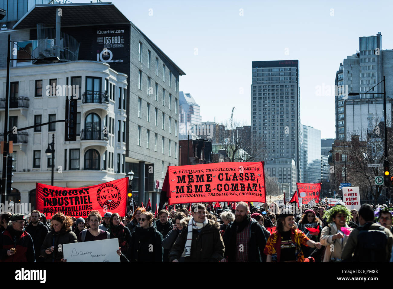 MONTREAL, KANADA, 2. APRIL 2015. Aufruhr in den Straßen von Montreal gegen die wirtschaftlichen Sparmaßnahmen. Demonstranten nimmt die c Stockfoto