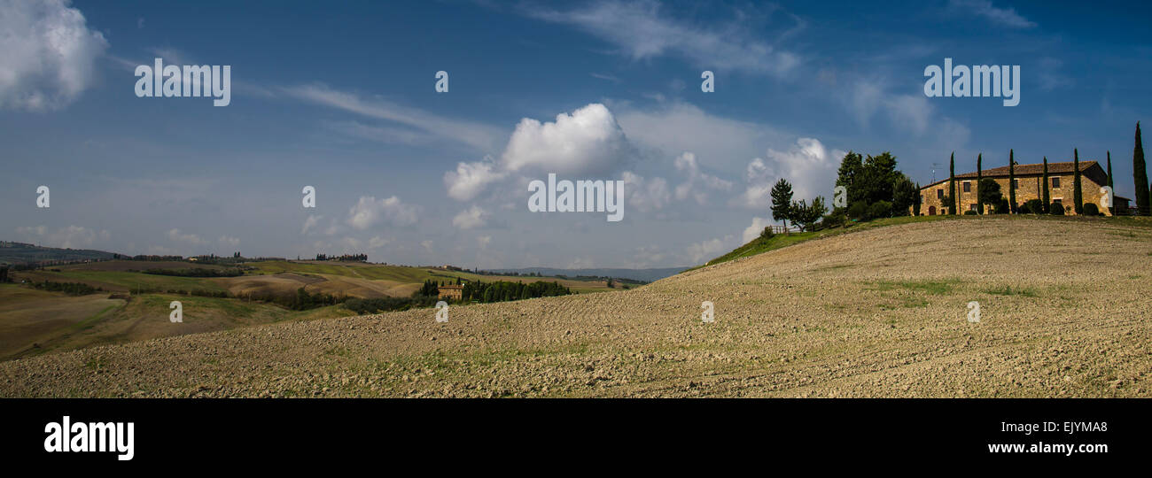 Isolierte Bauernhaus in die sanften Hügel der Toskana Stockfoto