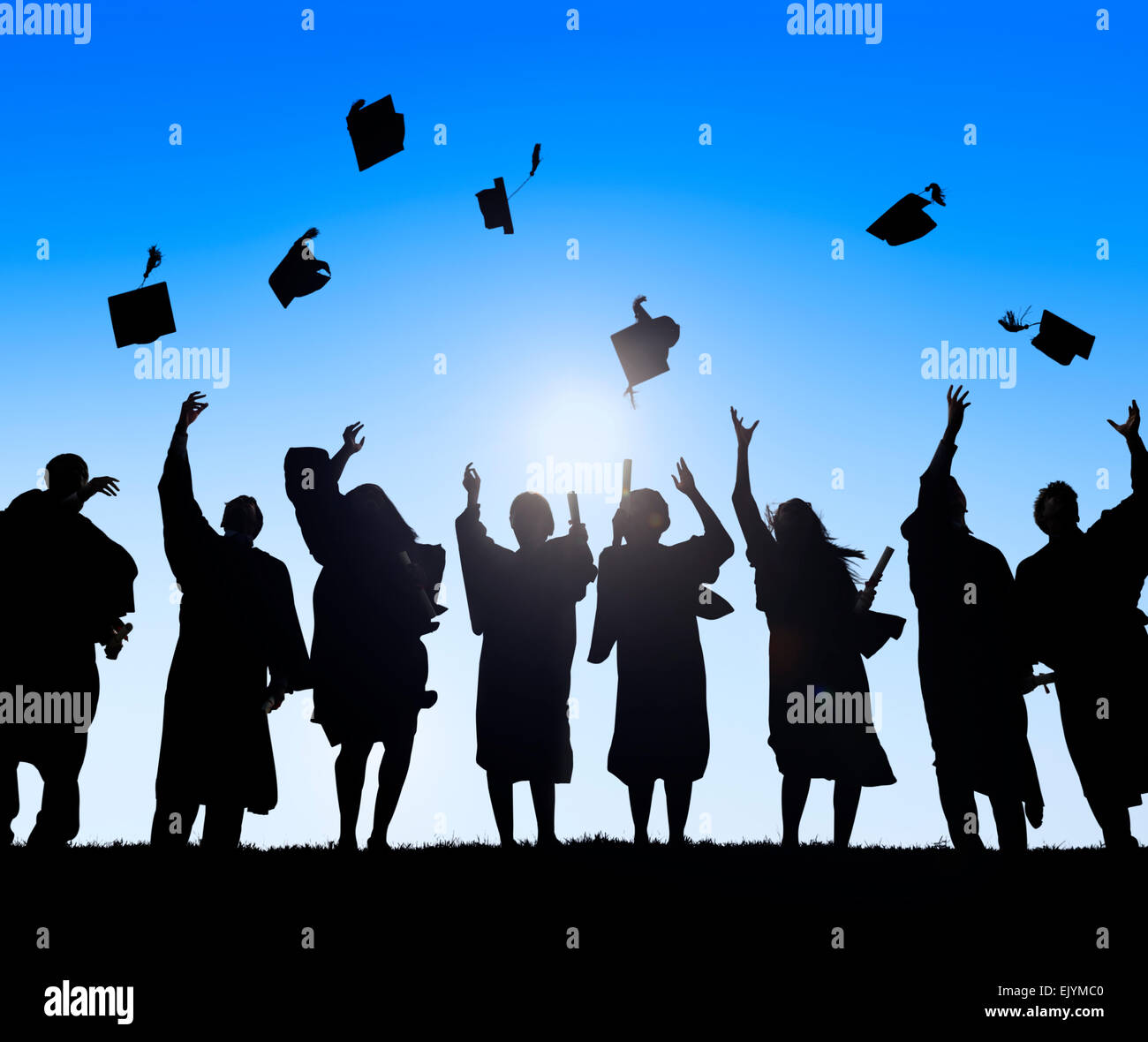 Diverse internationale Studentengruppe feiert Abschluss Stockfoto