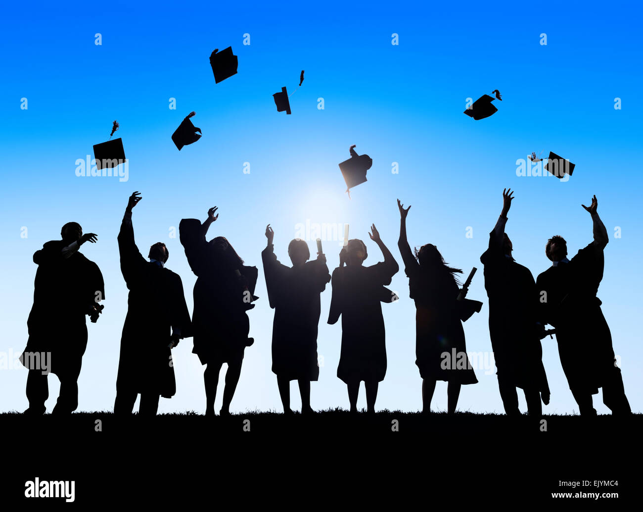 Diverse internationale Studentengruppe feiert Abschluss Stockfoto