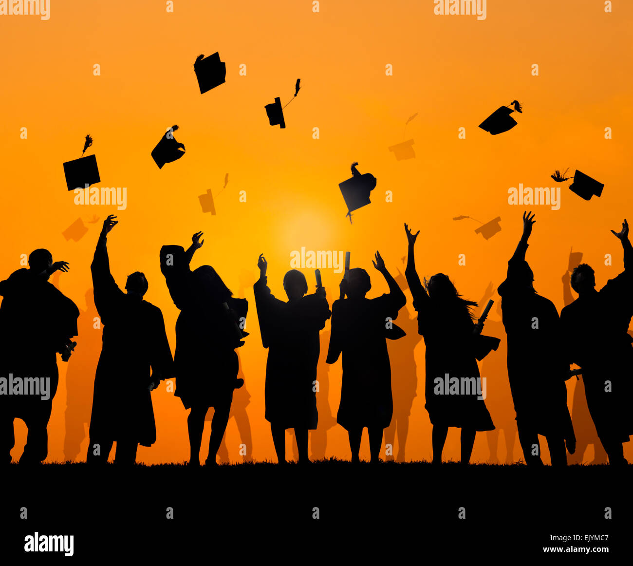 Diverse internationale Studentengruppe feiert Abschluss Stockfoto