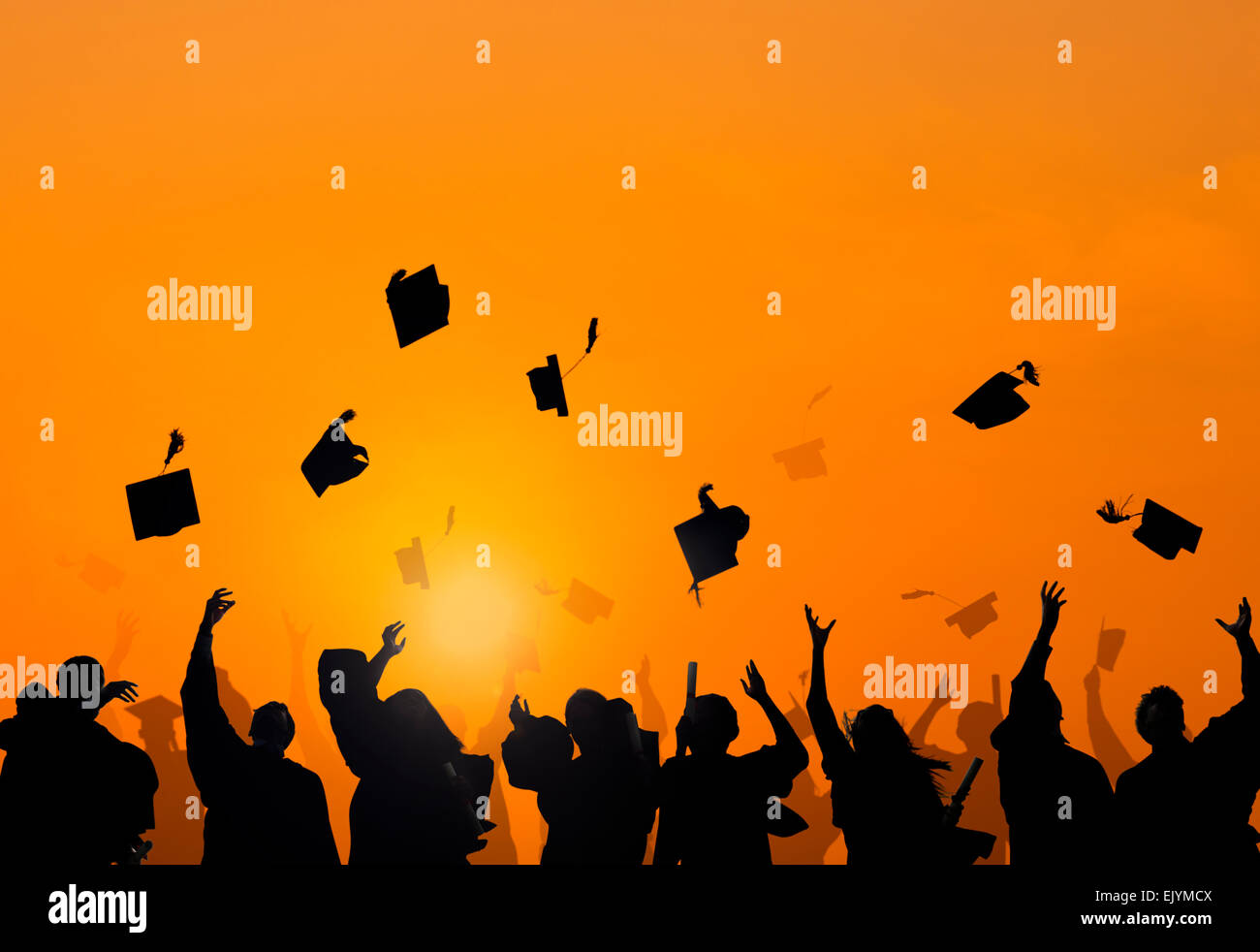 Diverse internationale Studentengruppe feiert Abschluss Stockfoto