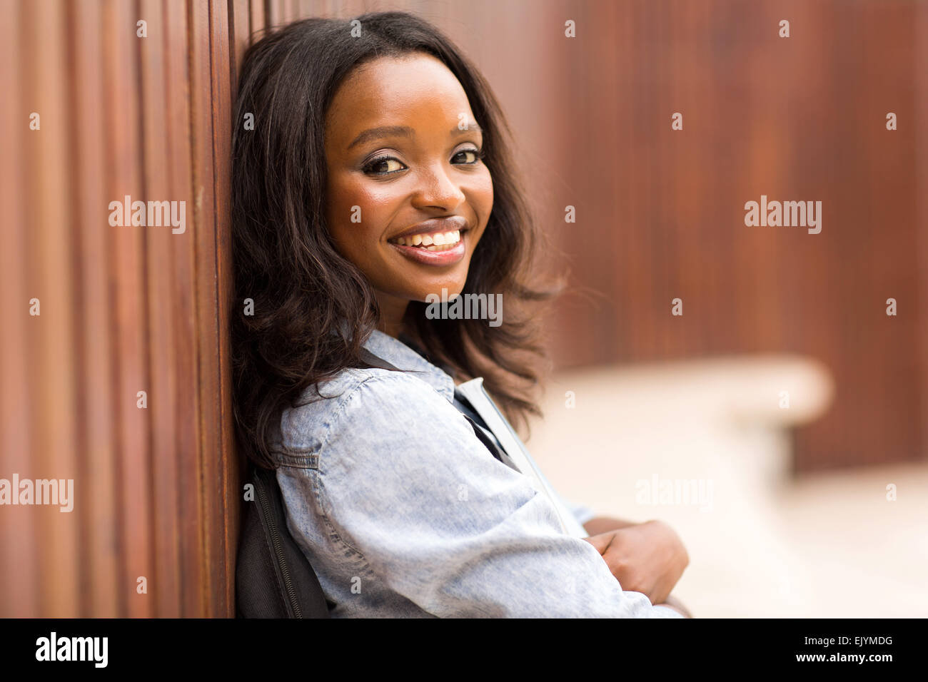 fröhlichen jungen African American College Mädchen Porträt Stockfoto