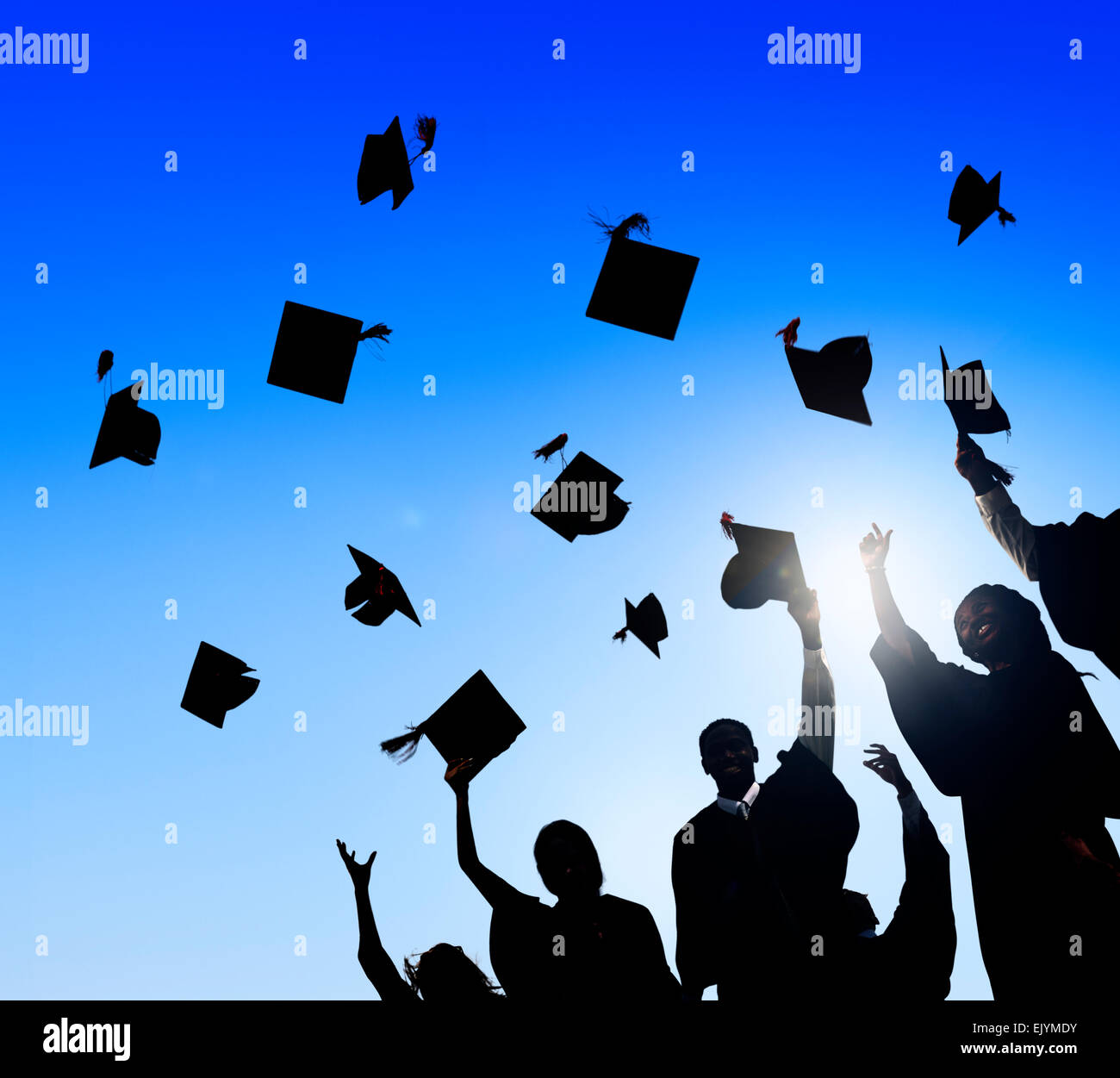 Diverse internationale Studentengruppe feiert Abschluss Stockfoto