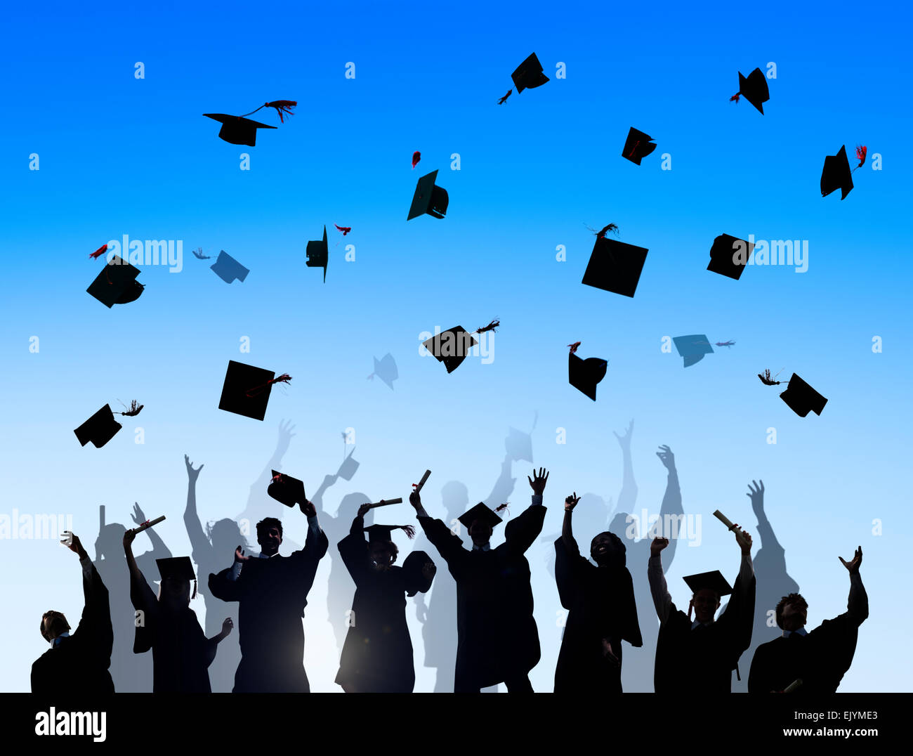 Silhouetten der vielfältigen internationalen Studierenden feiert Abschluss Stockfoto